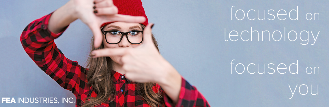 Picture of a woman wearing glasses and a ski hat, making a framing-frame with her hands